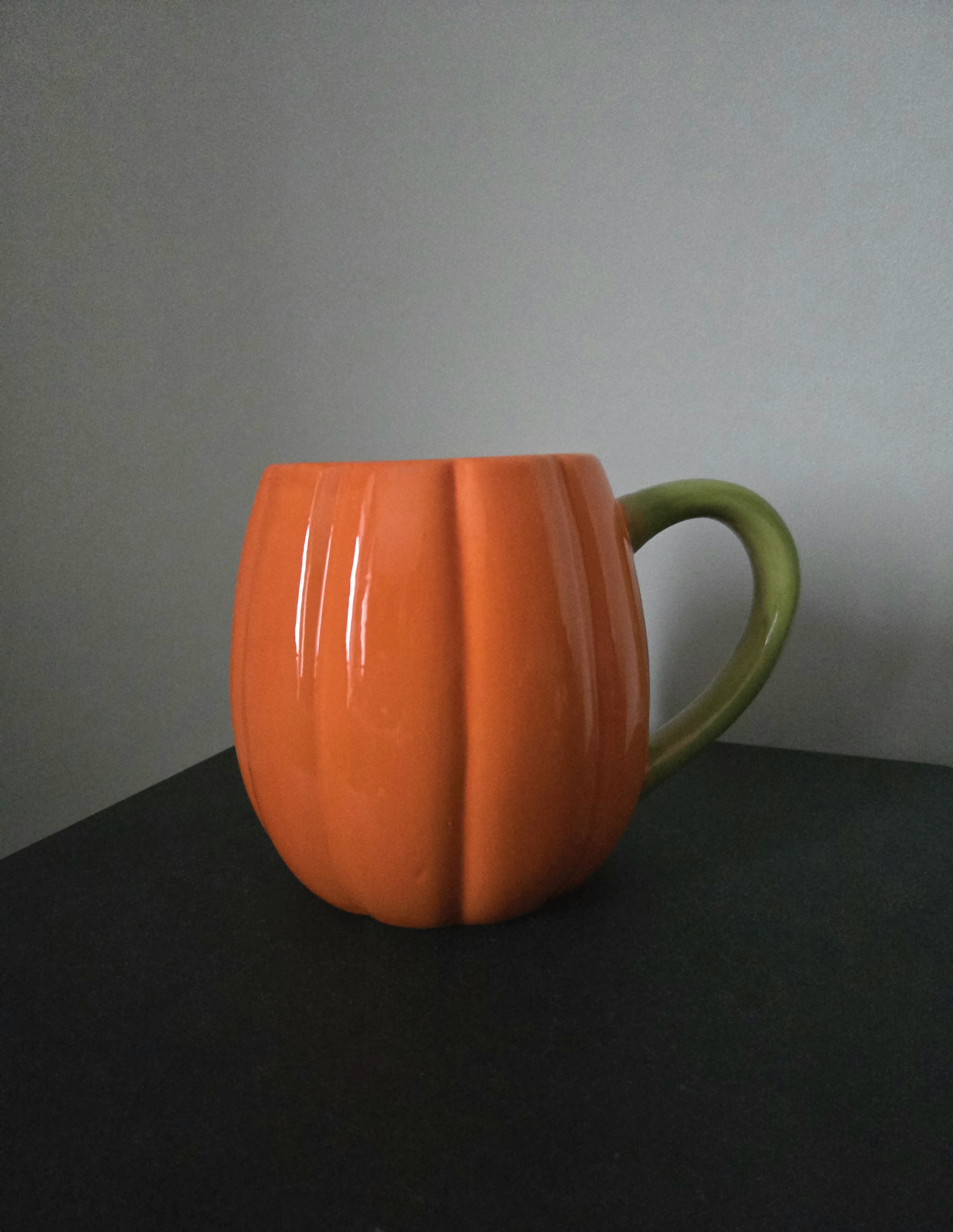 Pomarańczowy kubek dynia z zieloną rączką